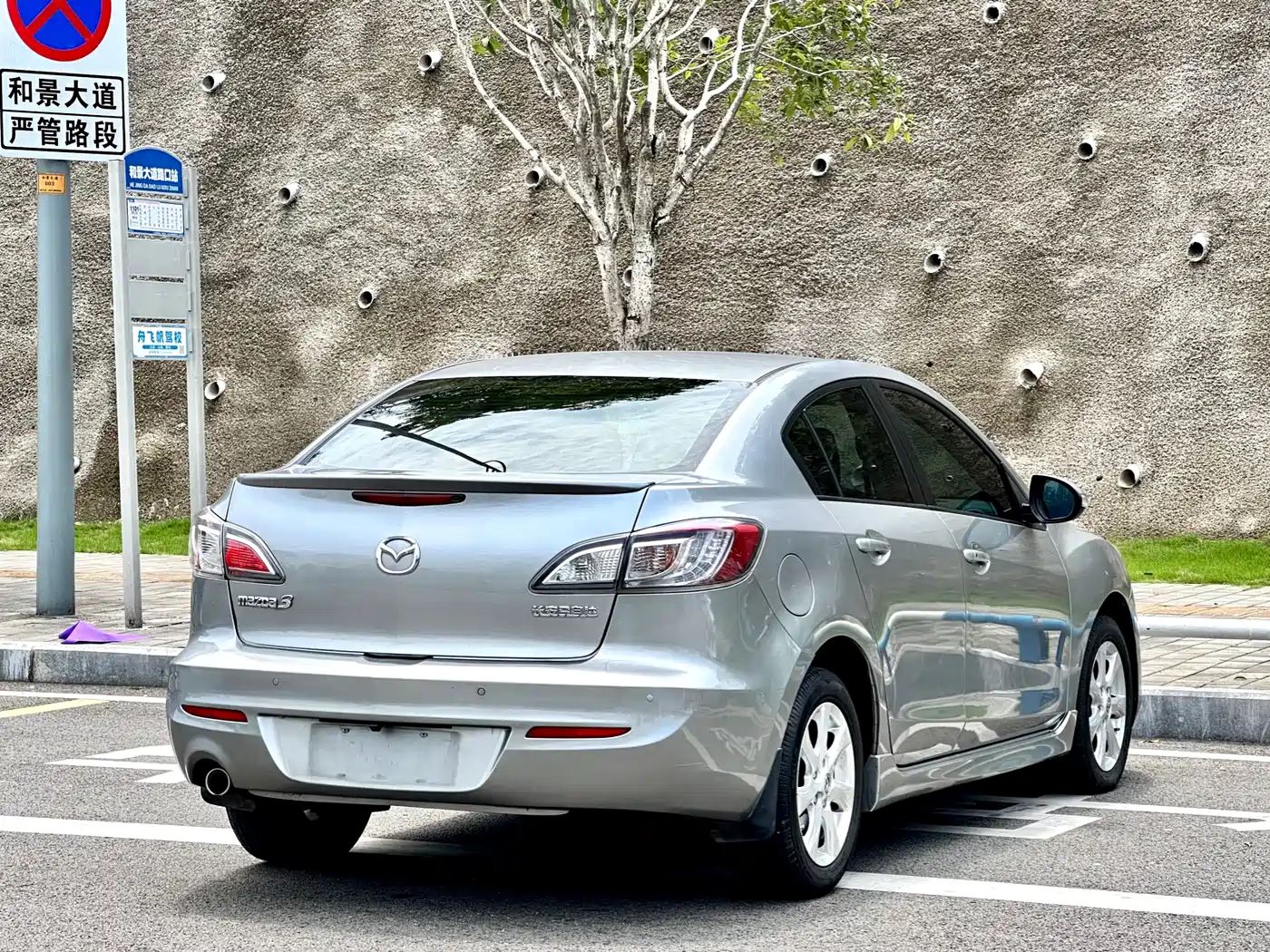 Mazda Mazda3 Axela 2013 2011 Sedan 2.0L Automatic Luxury