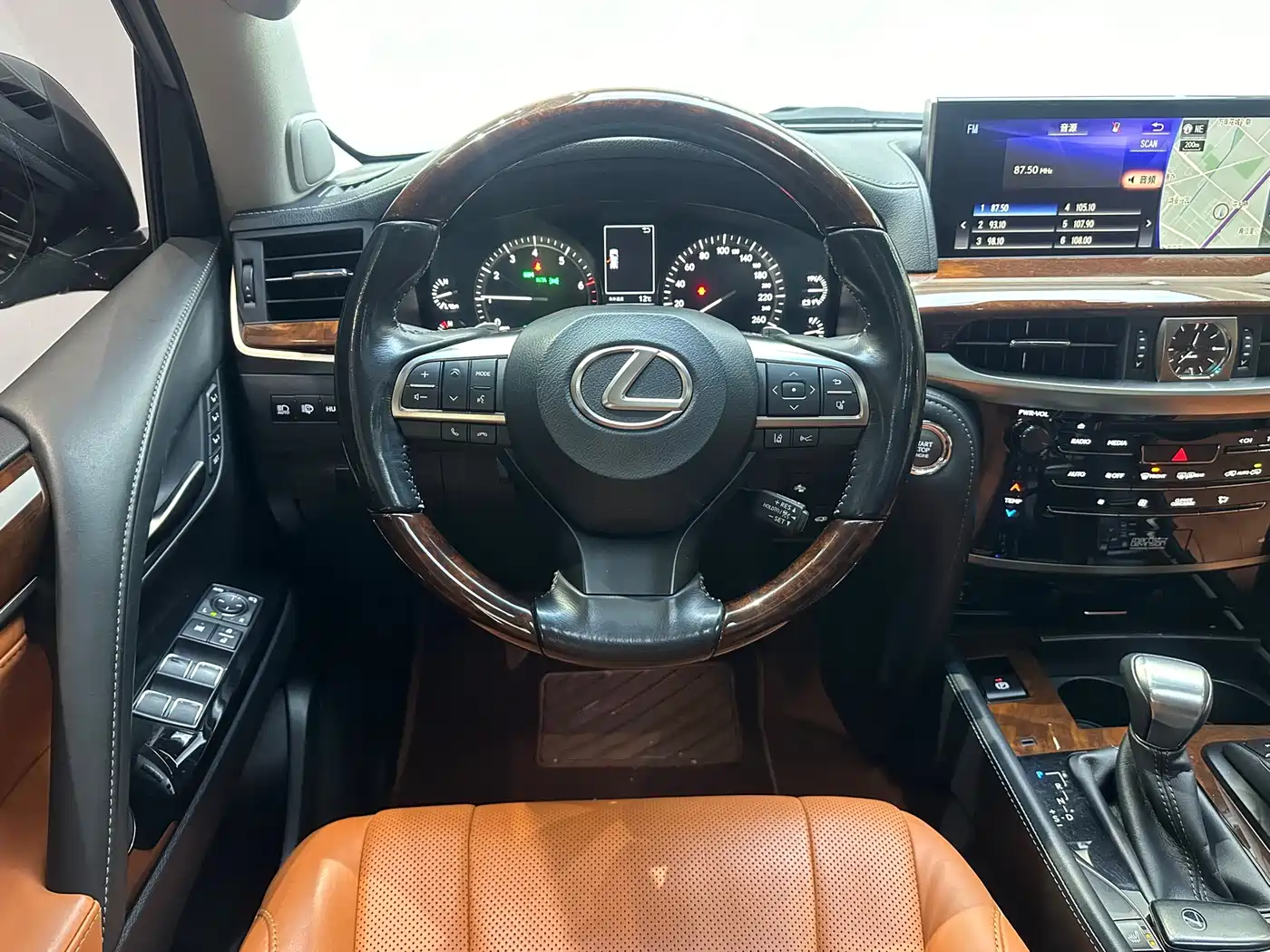 Lexus LX 2016 570 Luxury Premium Edition фото 8