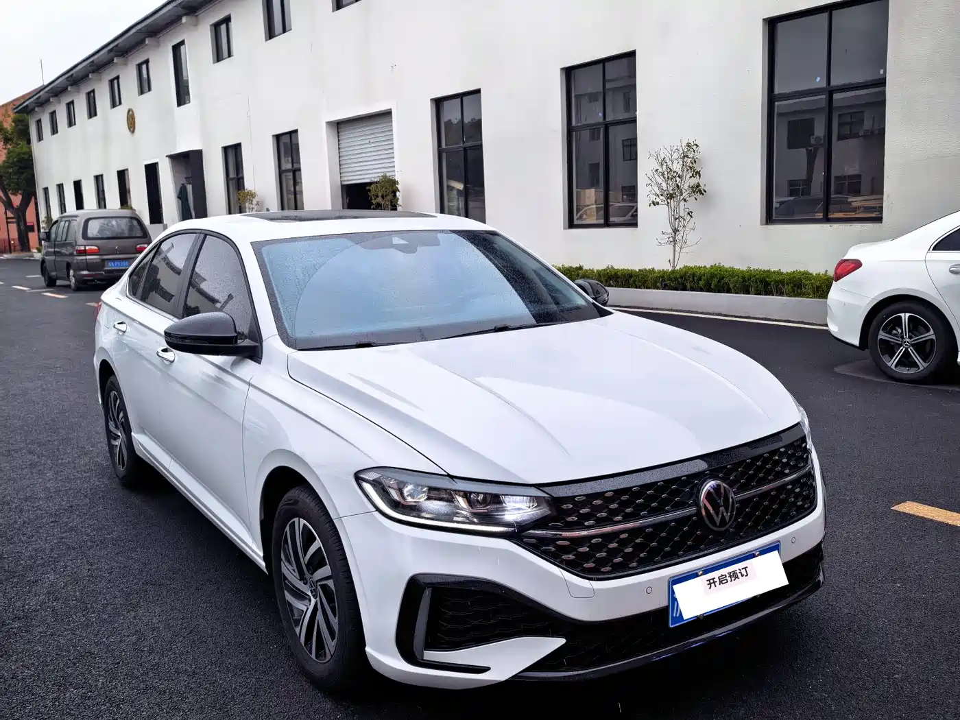 Volkswagen Lavida 2024 Model 300TSI DSG Starlight Leading Edition фото 3