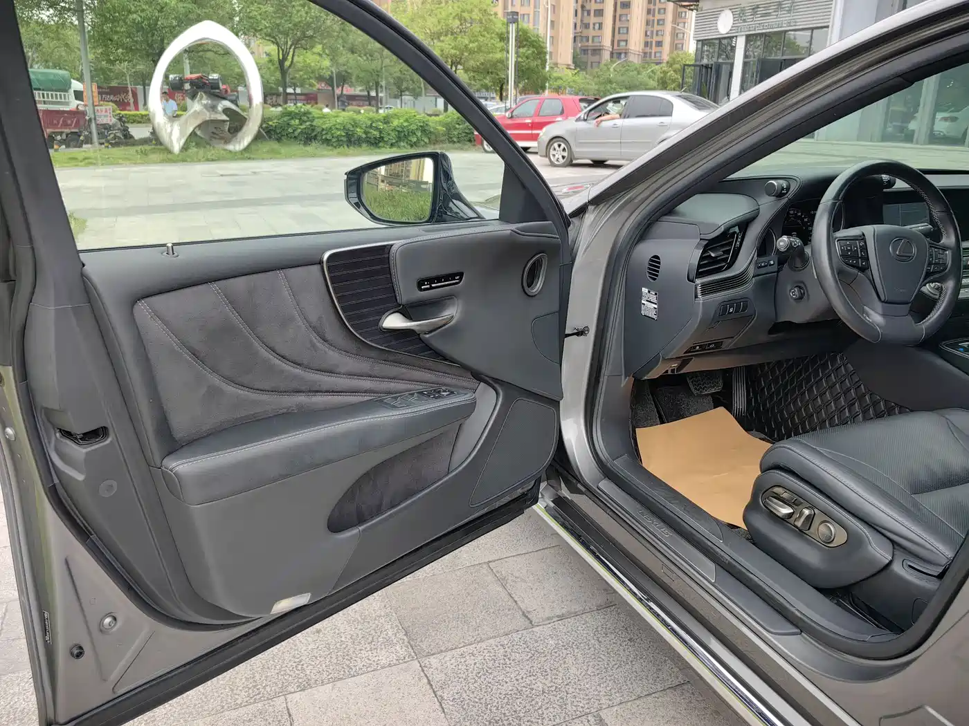 Lexus LS 2018 500h Excellence Edition China V фото 6