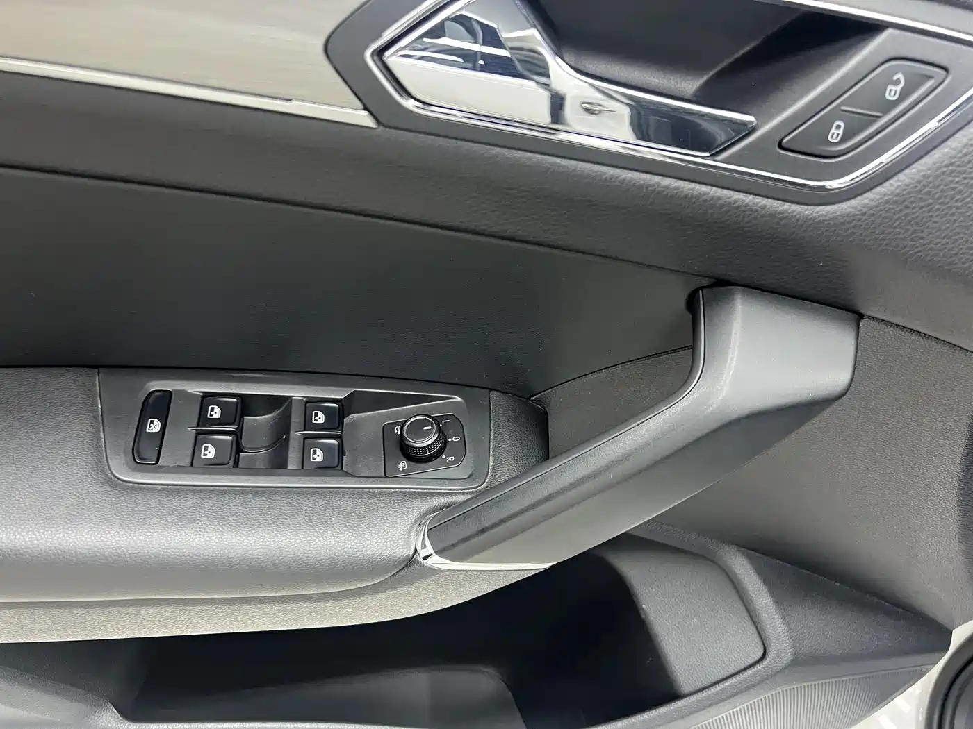 Volkswagen Touran 2021 Touran L 280TSI DSG Cross Luxury 7-Seater фото 19