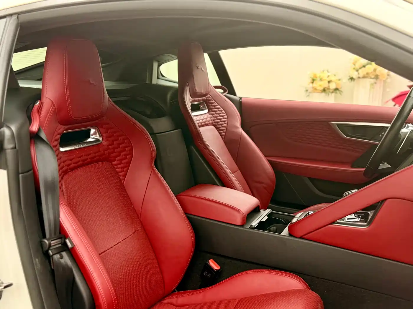 Jaguar F-TYPE 2022 P300 Hardtop R-DYNAMIC BLACK фото 14