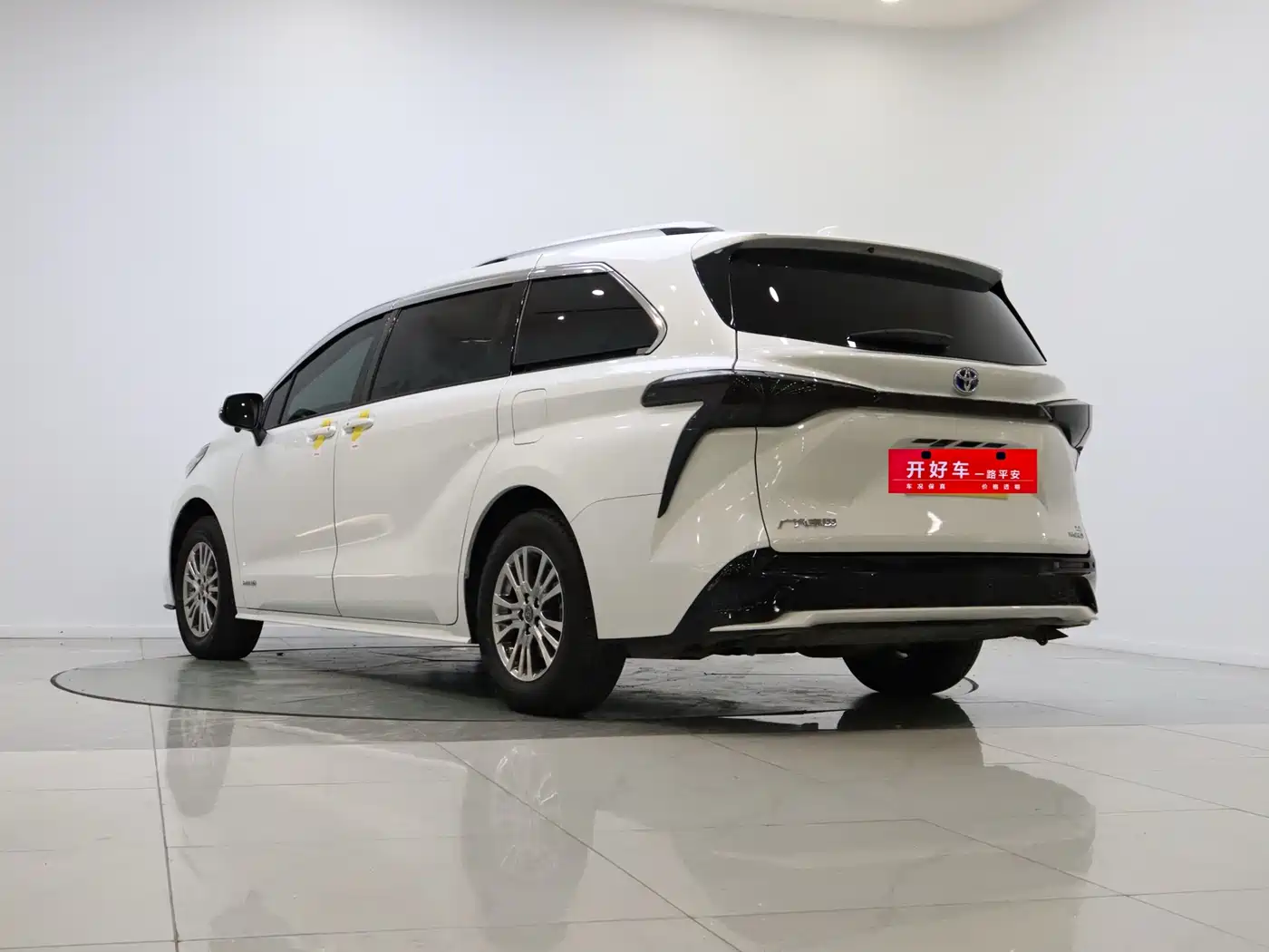 Toyota Sienna 2023 2.5L Hybrid Comfort Edition фото 3