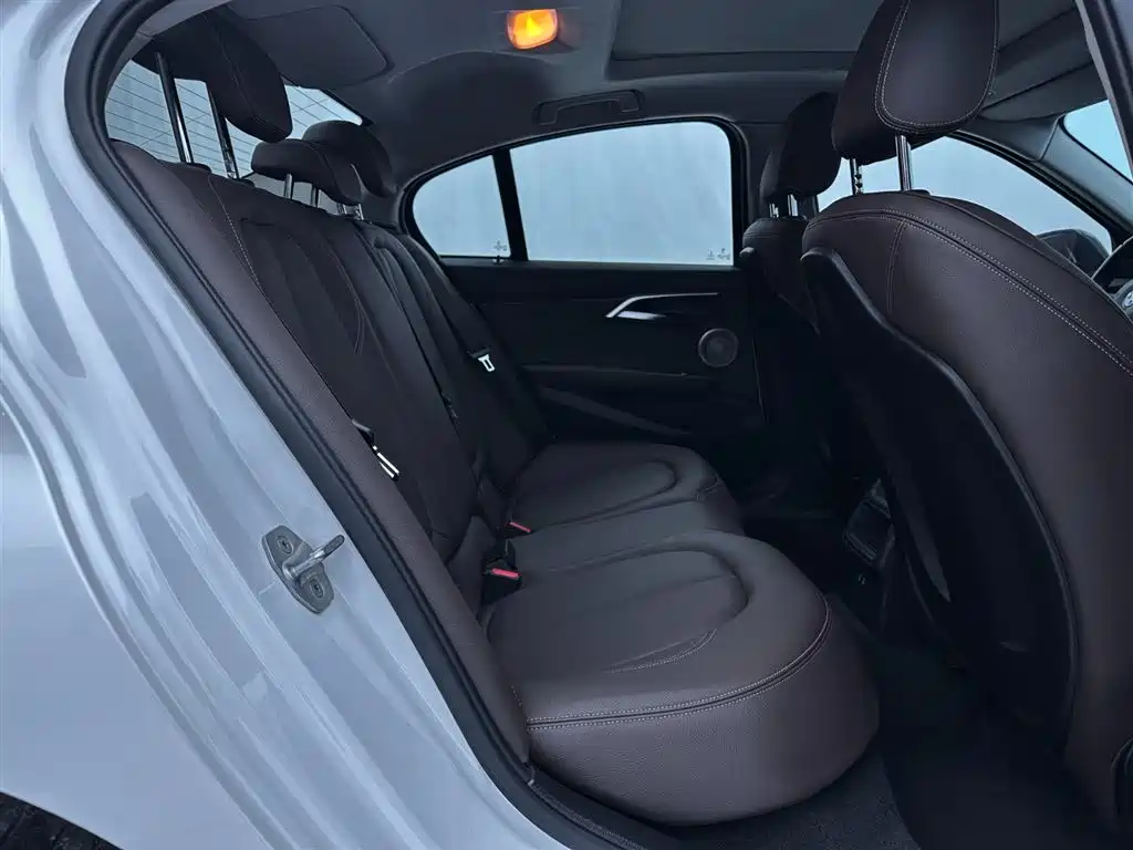 BMW 1 Series 2021 120i M Sport Shadow Edition фото 12