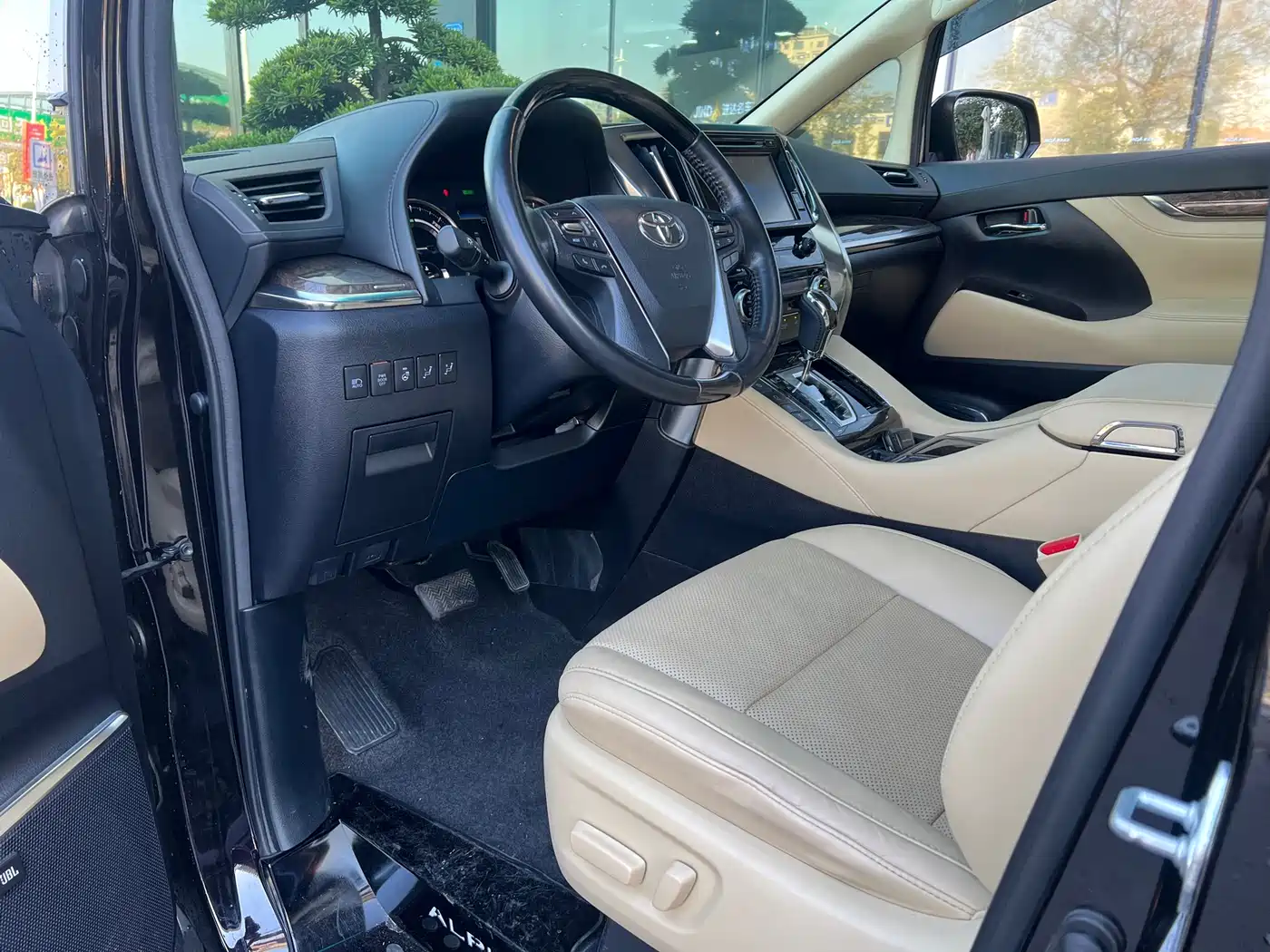 Toyota Vellfire 2019 Hybrid 2.5L HV Premium Edition фото 2