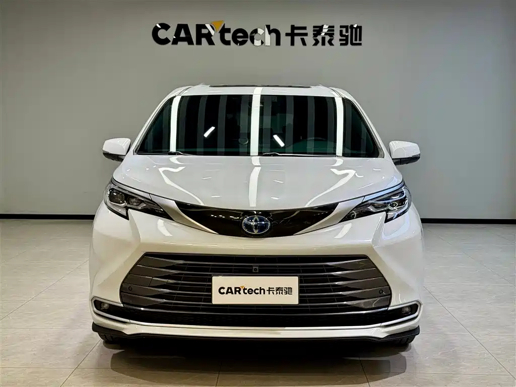 Toyota Sienna 2023 2.5L Hybrid Platinum Edition фото 3