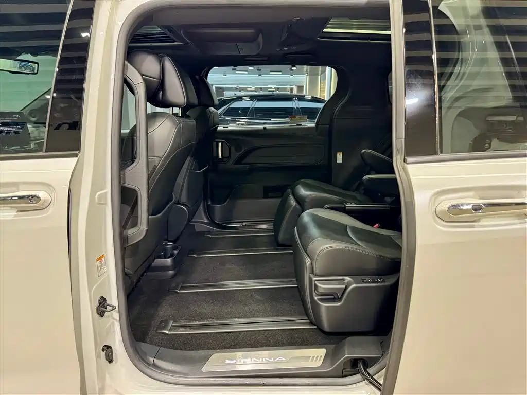 Toyota Sienna 2023 2.5L Hybrid Platinum Edition фото 26