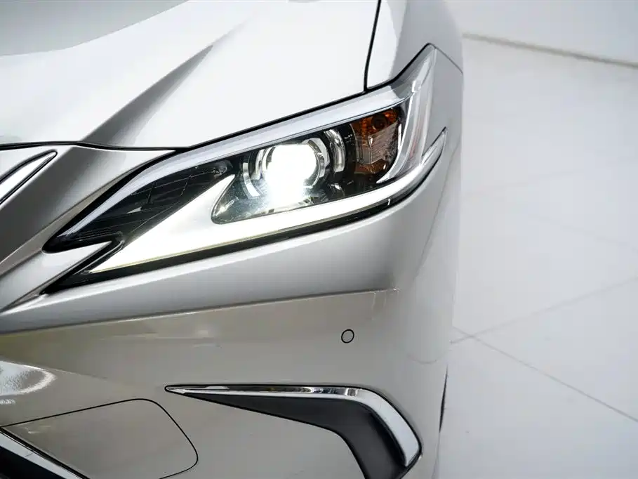 Lexus ES 2022 200 Excellence Edition фото 13