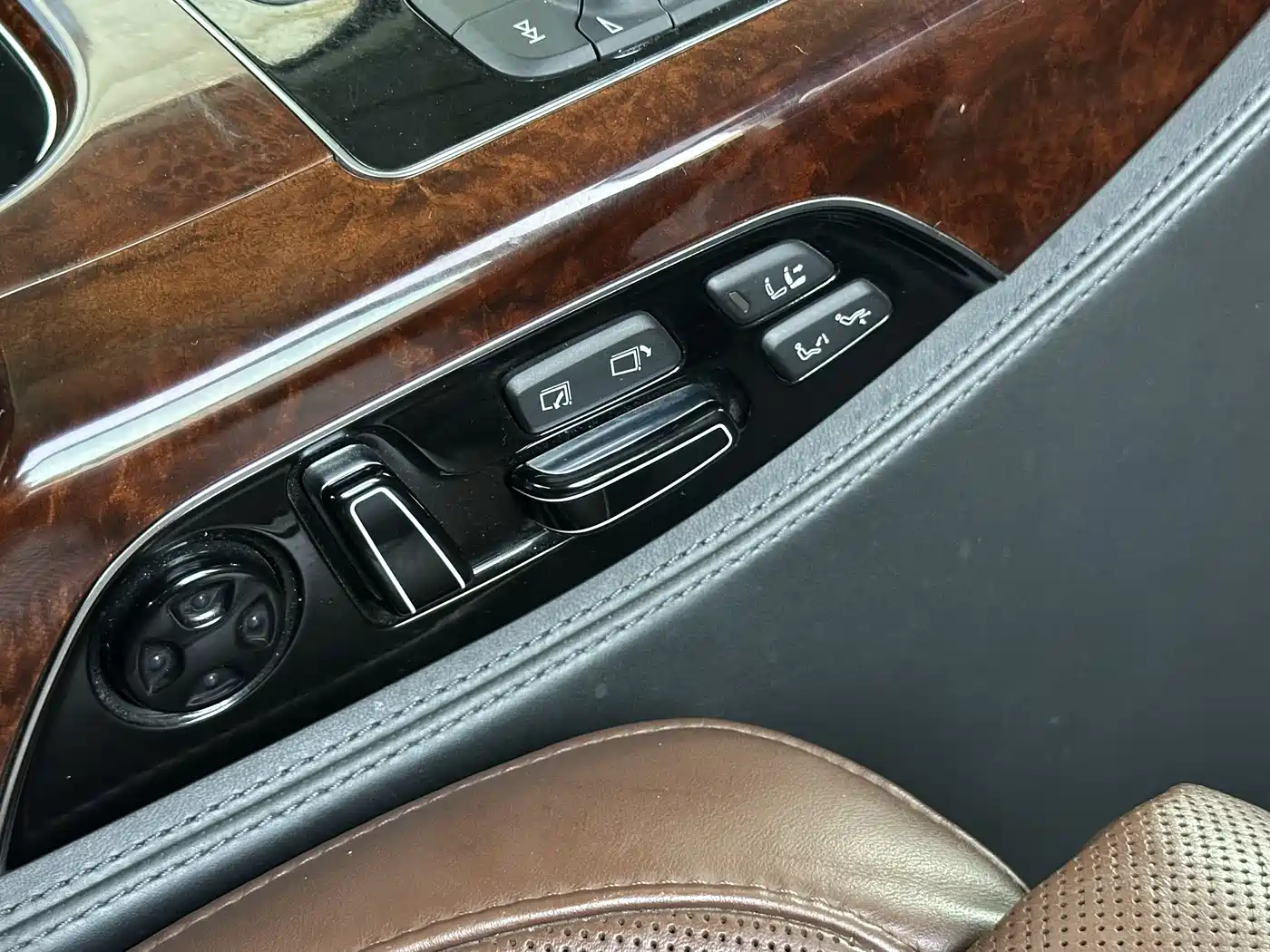 Audi A8 2011 A8L 3.0 TFSI quattro Luxury (213kW) фото 21