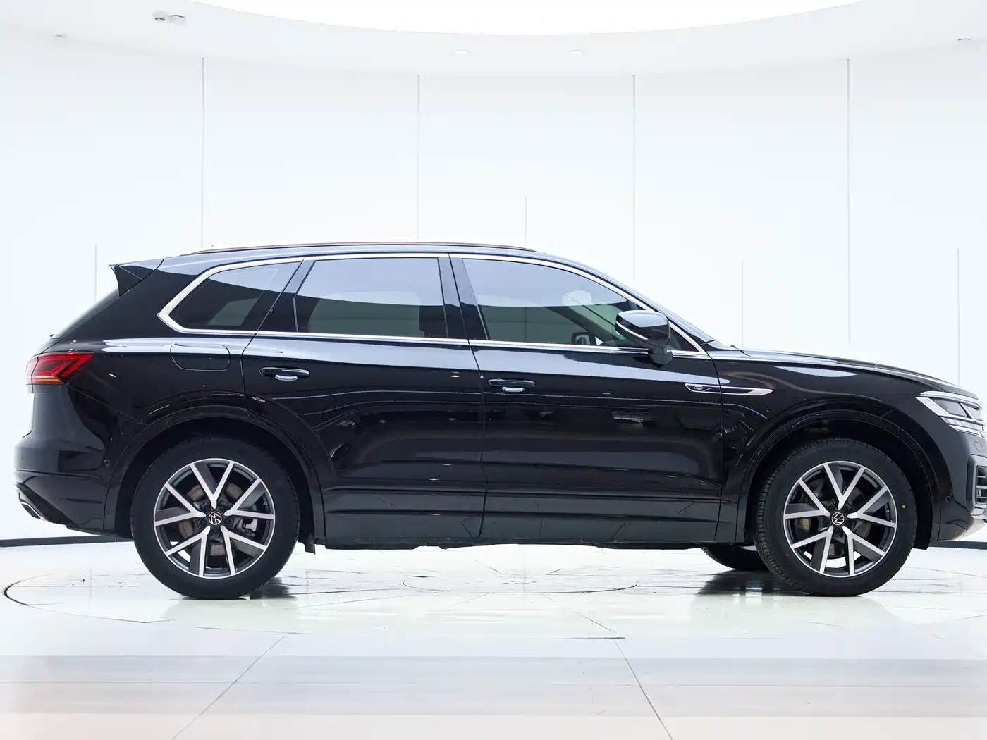 Volkswagen Touareg 2022 3.0TSI Rui Xiang Edition Classic Sport Package фото 4