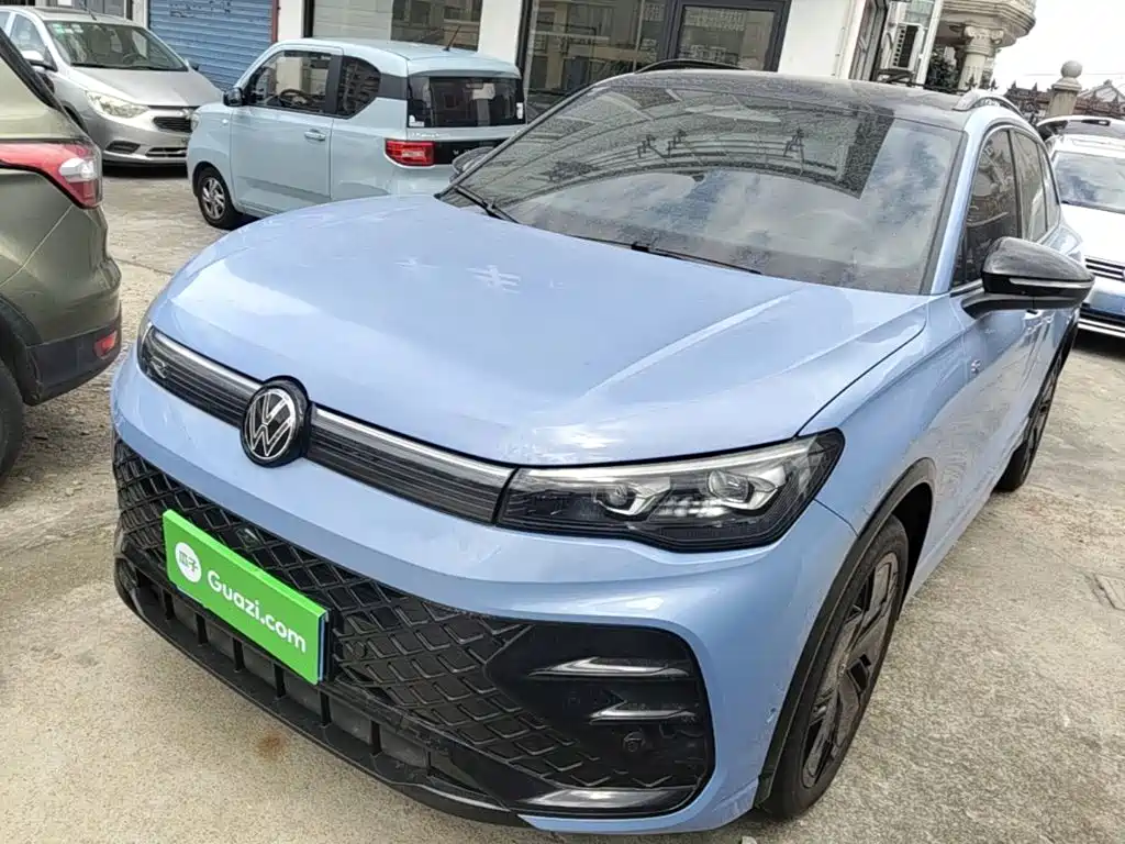 Photo 2 - Volkswagen Tiguan L