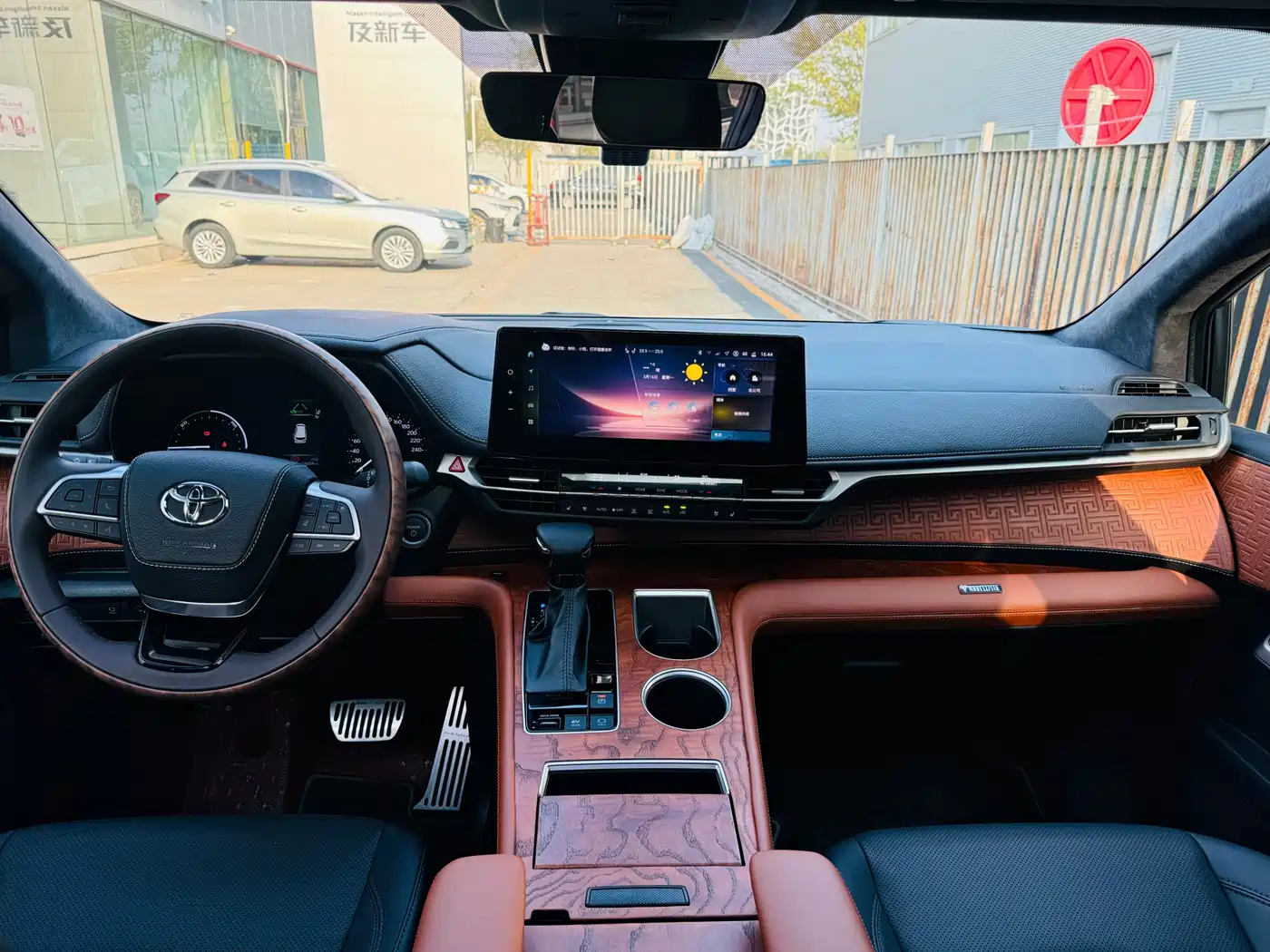 Toyota Sienna 2024 2.5L Hybrid 4WD Premium Edition фото 30