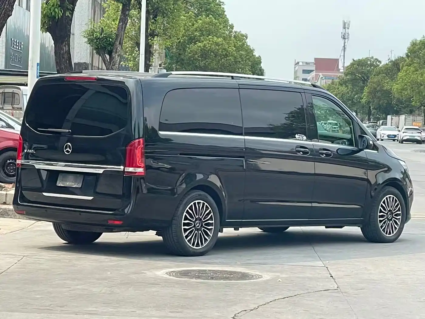 Mercedes-Benz V-Class 2017 Model V 260 L Premium Extended Edition фото 9