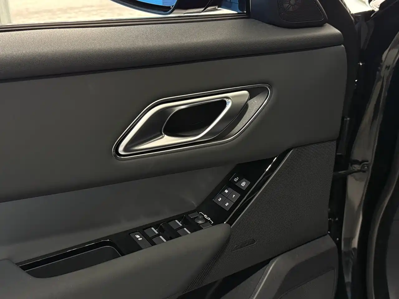 Land Rover Range Rover Velar 2025 S фото 8