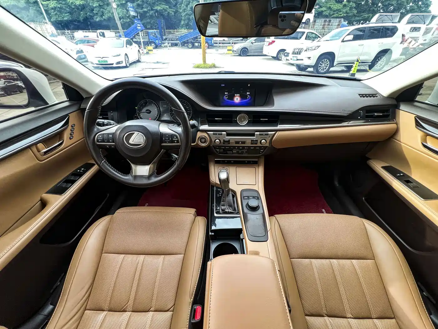 Photo 8 - Lexus ES