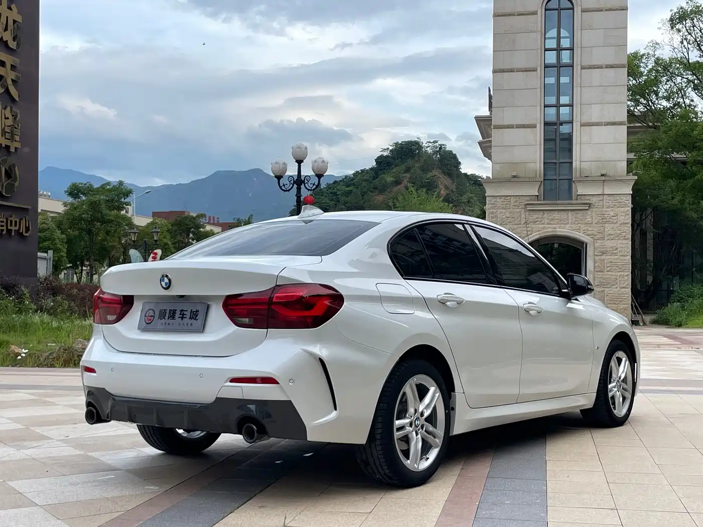 BMW 1 Series 2023 120i M Sport Shadow Edition фото 9