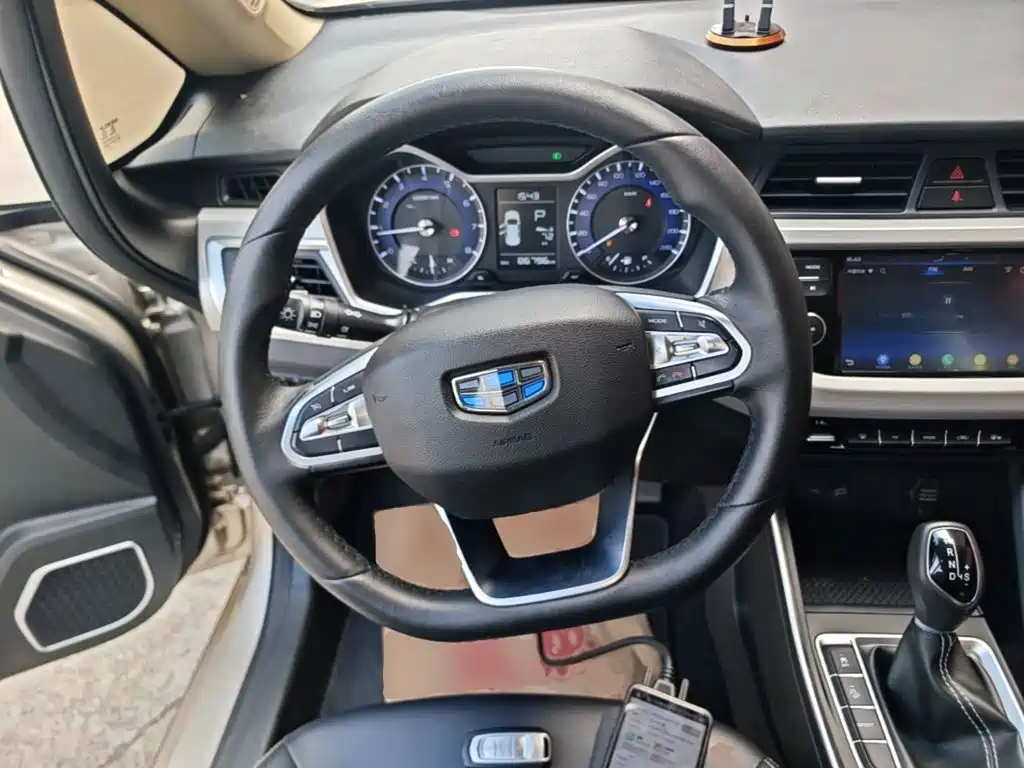 Фото 11 - Geely Vision X3