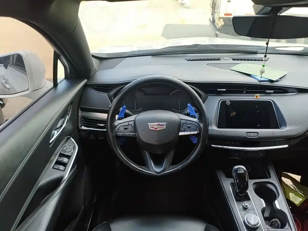 Фото 11 - Cadillac XT4
