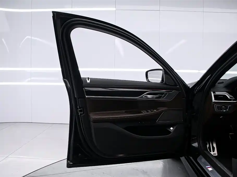 BMW 7 Series 2021 Model 740Li Leading M Sport Package фото 11