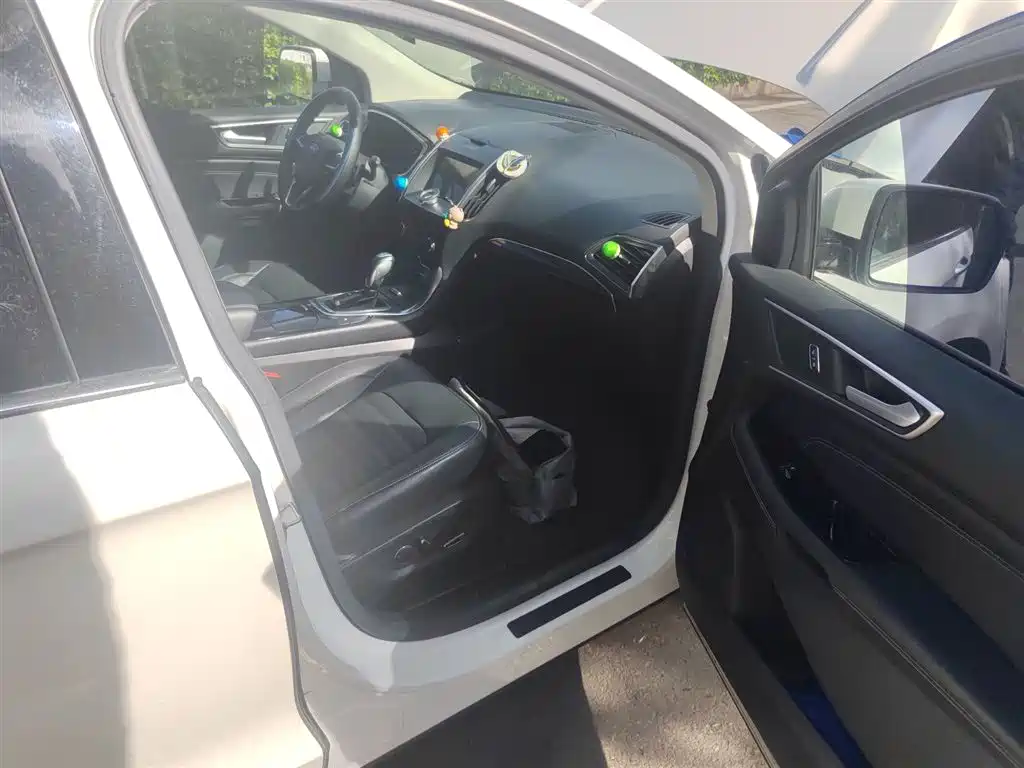 Photo 20 - Ford Edge