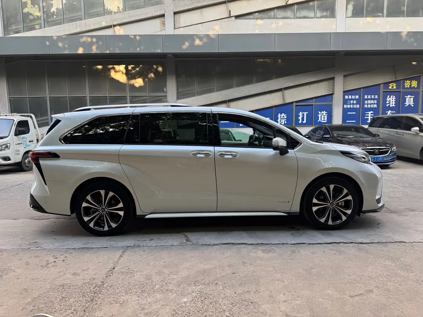 Toyota Granvia 2023 2.5L Hybrid Prestige PLUS Edition фото 5