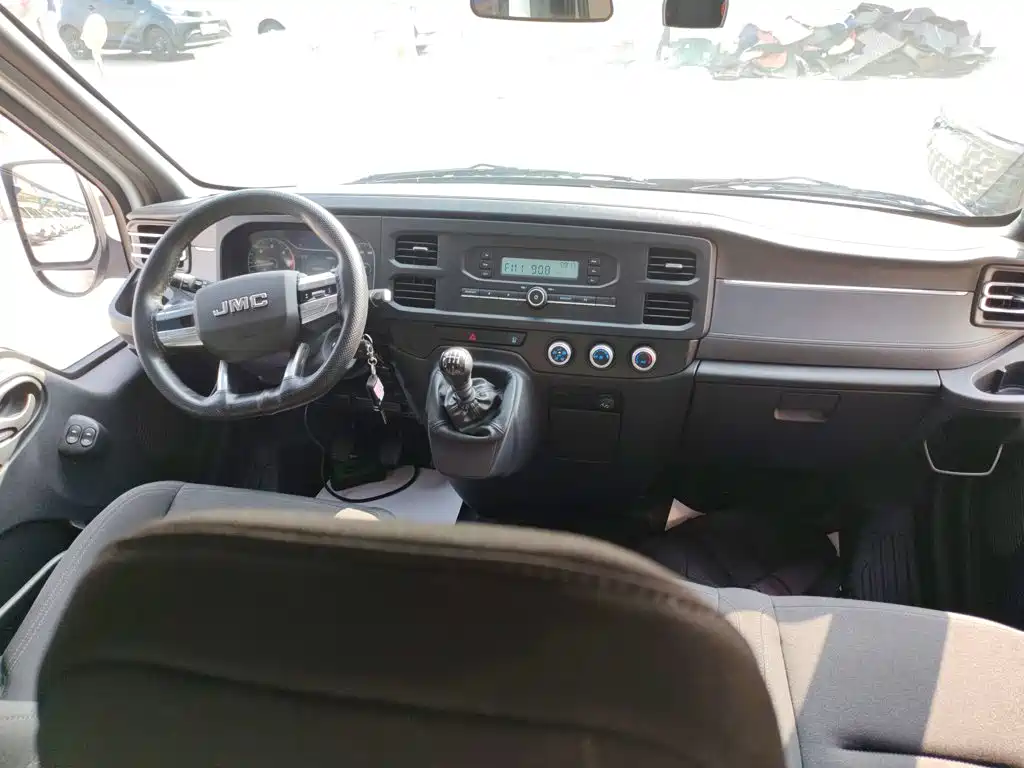 Jiangling JMC Fushun 2025 2025 Model 2.0T 6MT Diesel Medium Wheelbase Medium-High Roof Commercial MPV 7 Seats