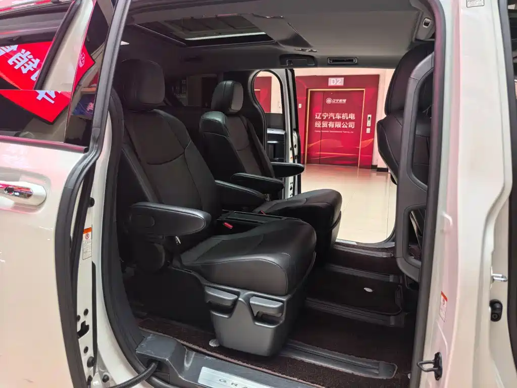 Фото 8 - Toyota Granvia
