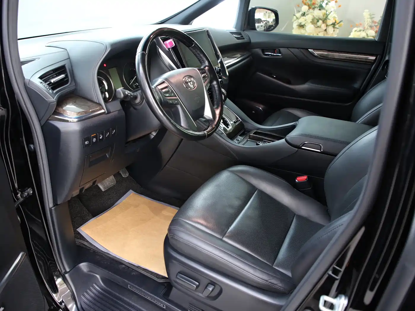 Toyota Vellfire 2021 Crown Hybrid 2.5L HV Supreme Edition фото 3