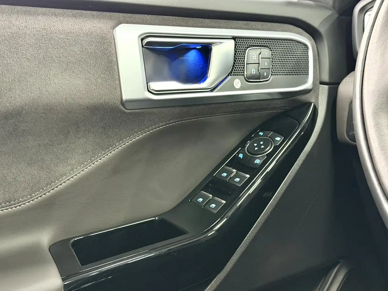 Photo 12 - Ford Explorer
