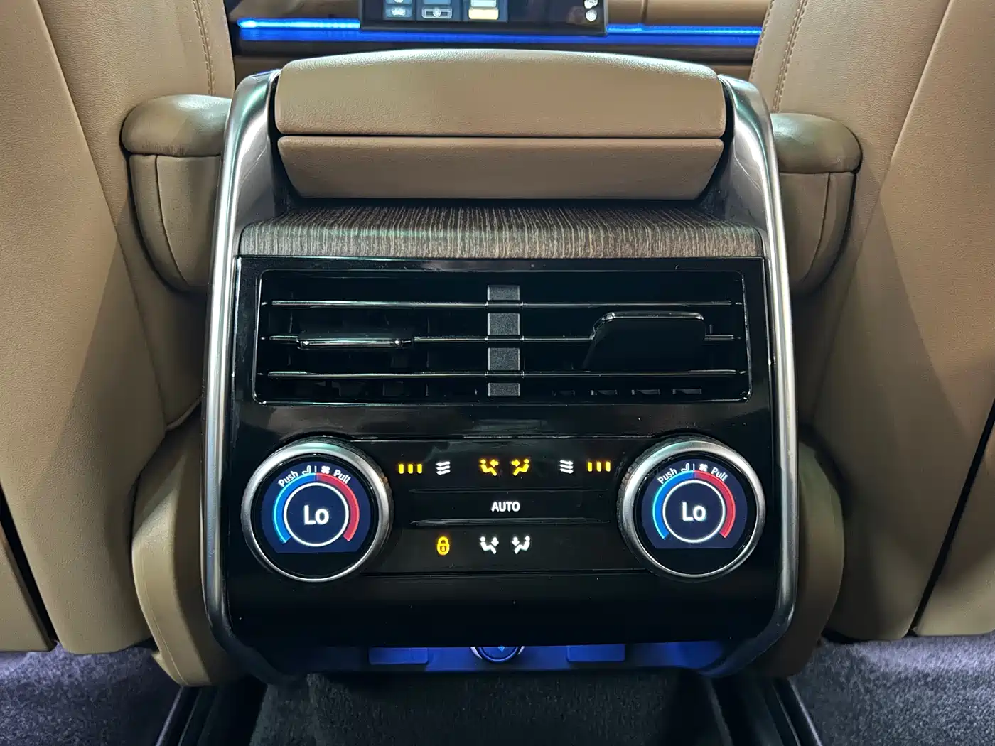 Land Rover Range Rover 2024 3.0 L6 400PS Golden Age Extended 7-Seater фото 31