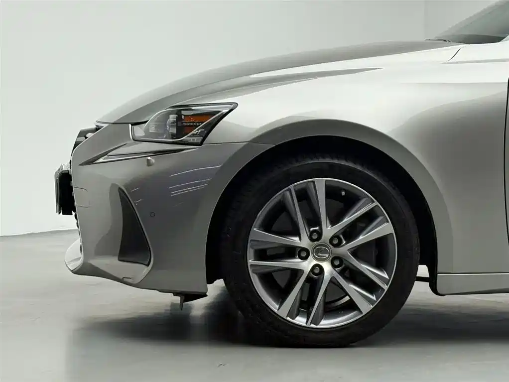 Lexus IS 2017 300 Leading Edition фото 12