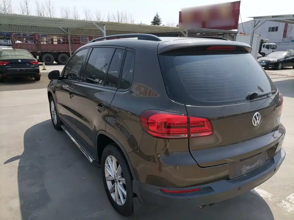 VOLKSWAGEN TIGUAN