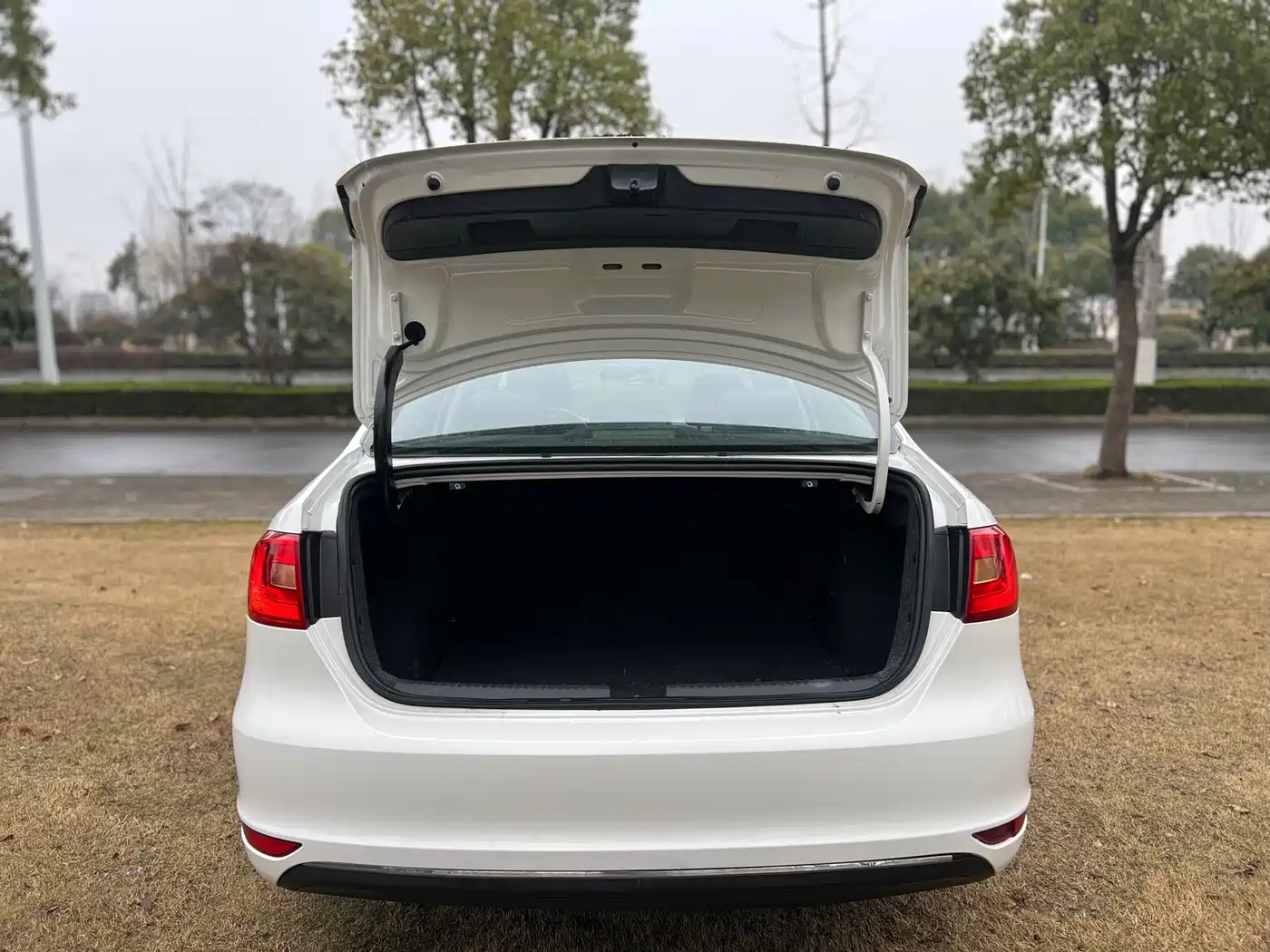 Volkswagen Sagitar 2012 1.6L Automatic Comfort Type фото 17