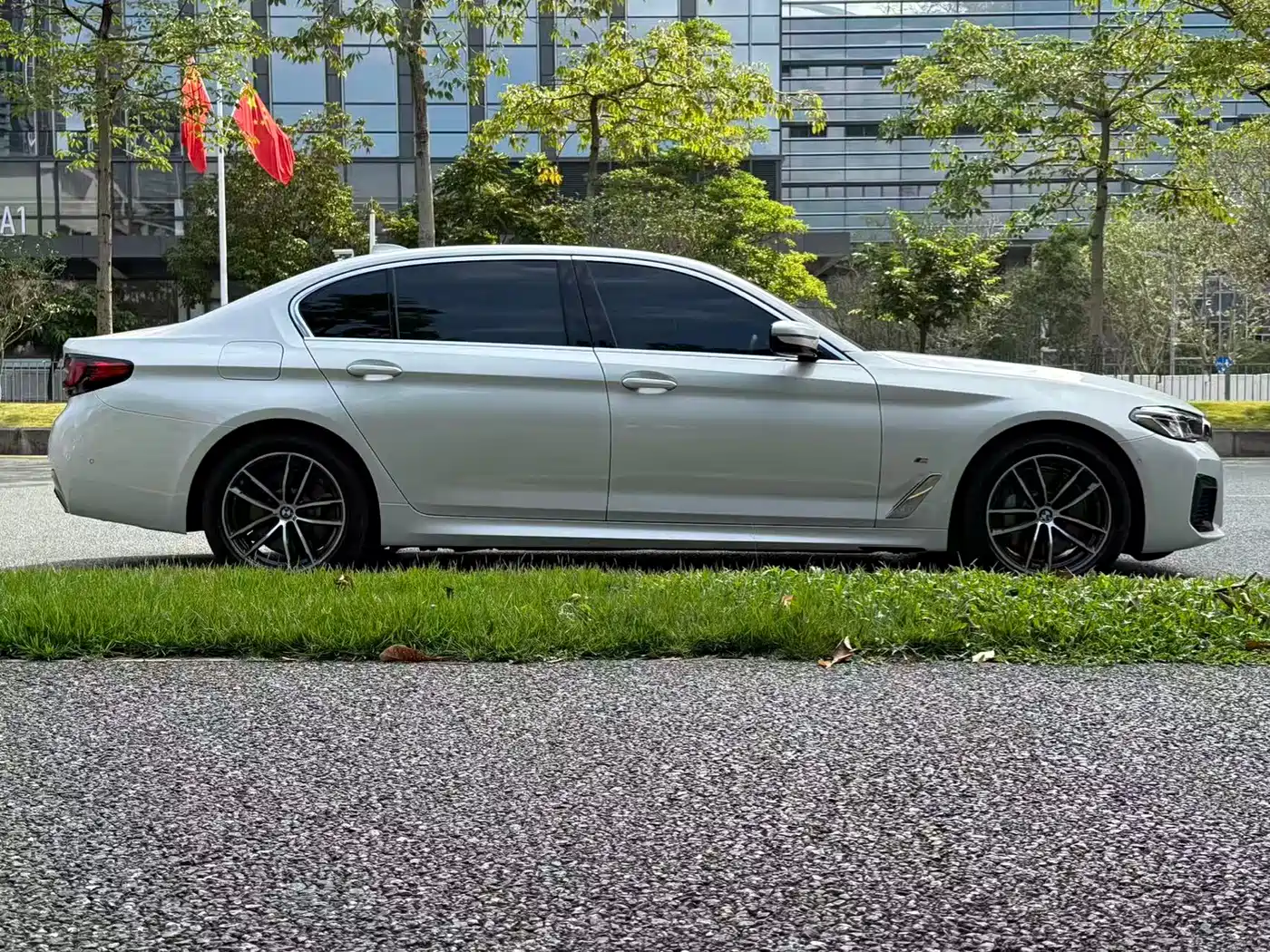 BMW 5 Series New Energy 2021 535Le Pioneer Edition M Sport Package фото 5