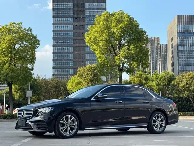 Mercedes-Benz E-Class 2020 E 300 L Sport Fashion Model — фото 5