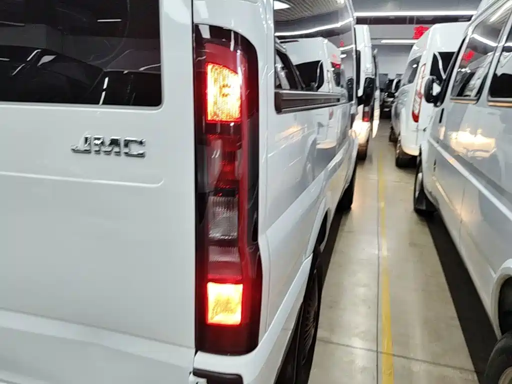 Jiangling JMC Fushun 2025 2025 Model 2.0T 6MT Diesel Short Wheelbase Medium-High Roof Commercial MPV 5/6 Seats