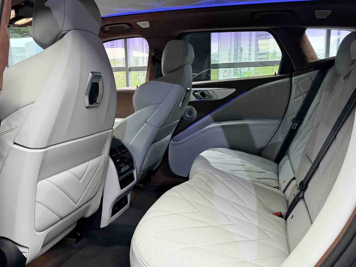 BMW XM 2023 50e фото 9