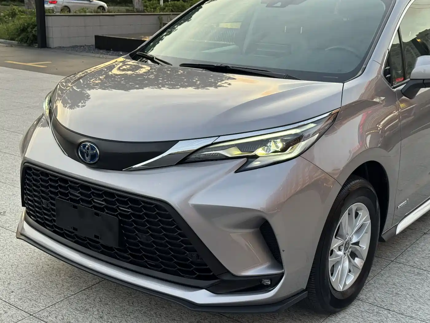 Toyota Granvia 2023 2.5L Hybrid Comfort Edition фото 6