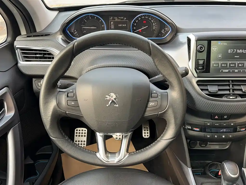 Peugeot 2008 2014 1.6L Automatic Navigation Edition фото 3