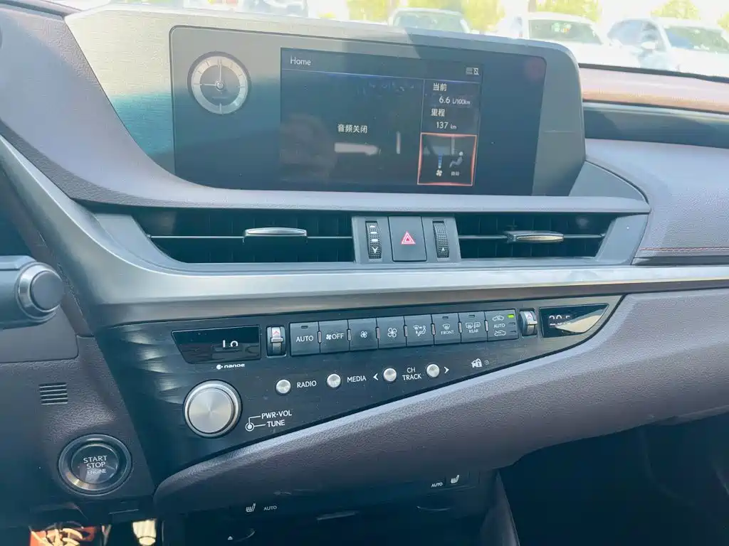 Photo 15 - Lexus ES