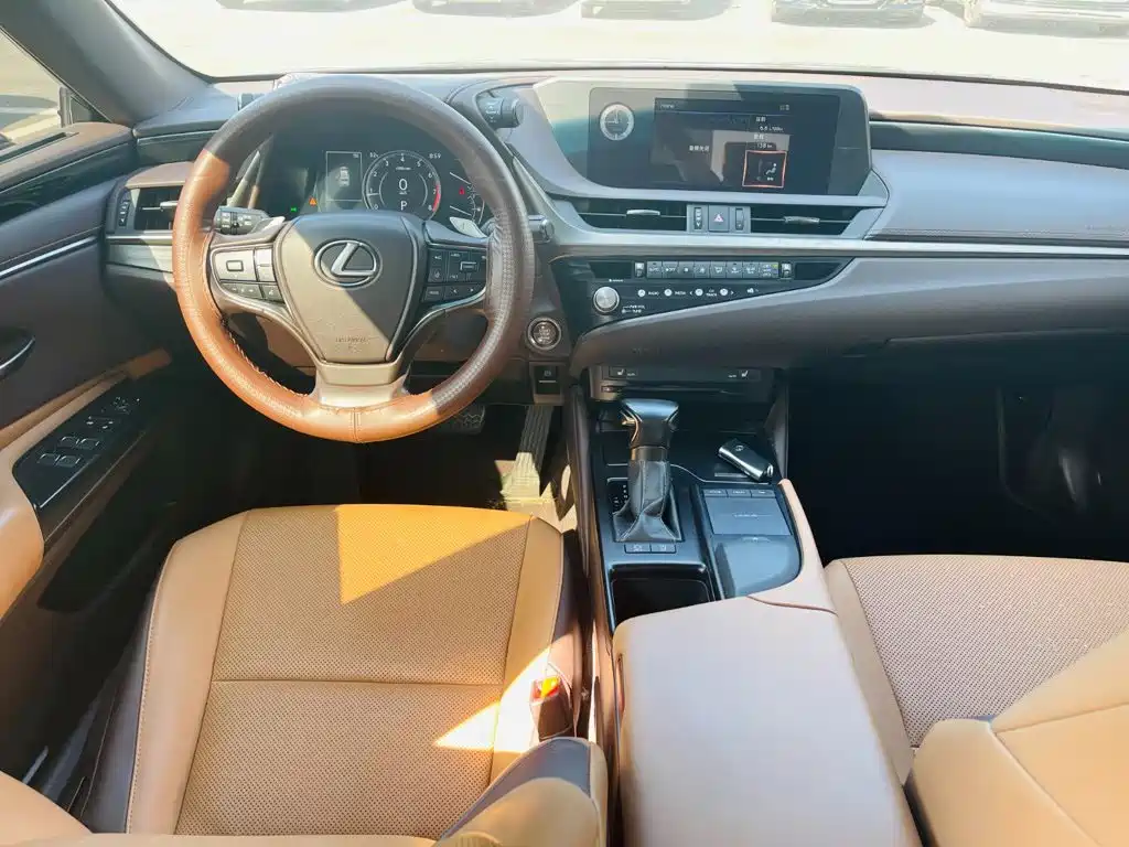 Photo 14 - Lexus ES