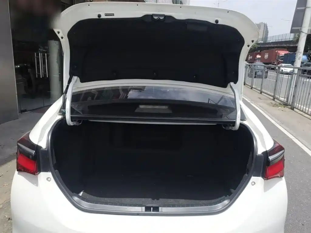 Toyota Corolla 2016 Hybrid 1.8L E-CVT Leading Edition фото 19