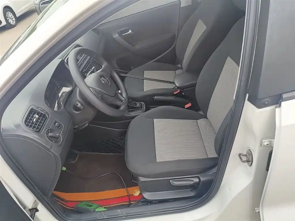 Volkswagen Polo 2016 1.4L Automatic Trend фото 15