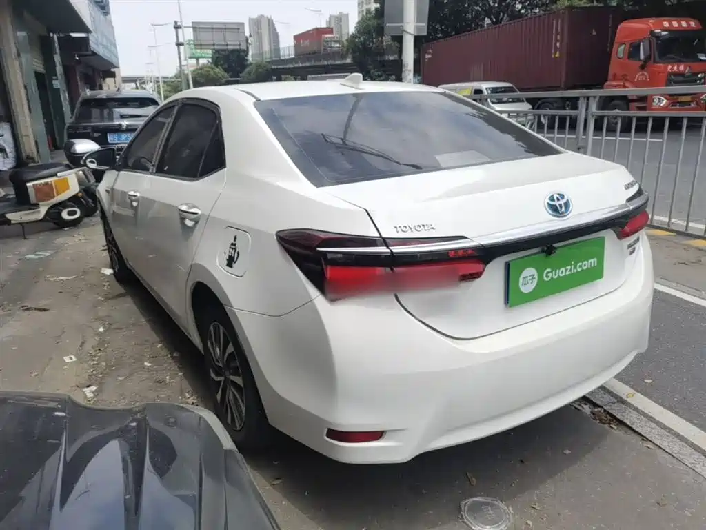 Toyota Corolla 2016 Hybrid 1.8L E-CVT Leading Edition фото 5