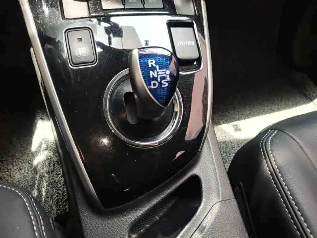 Toyota Corolla 2016 Hybrid 1.8L E-CVT Leading Edition фото 14