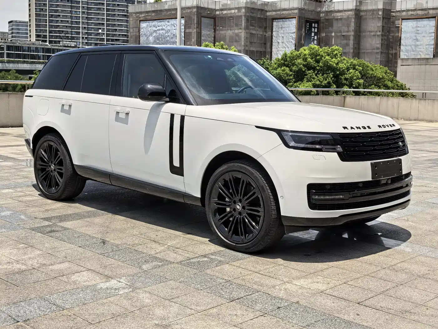 Land Rover Range Rover 2025 3.0 L6 360PS Golden Age Edition фото 3