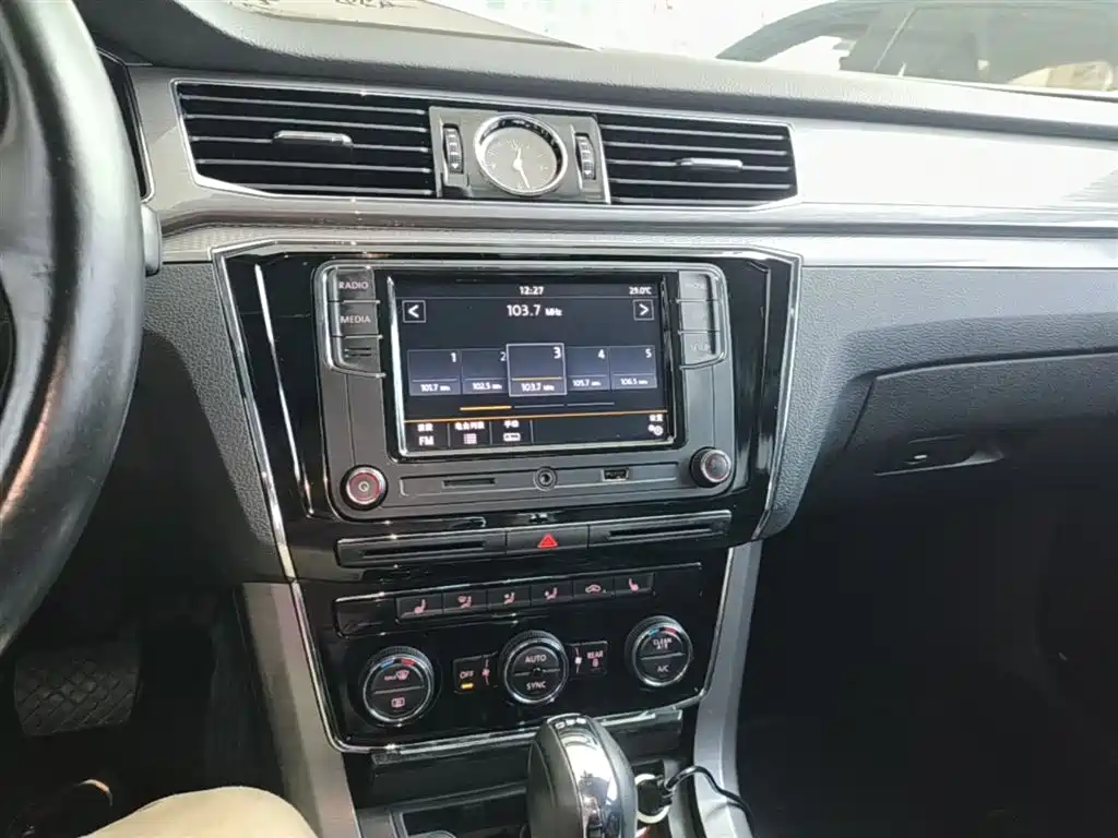 Volkswagen Passat 2017 330TSI DSG Prestige фото 13