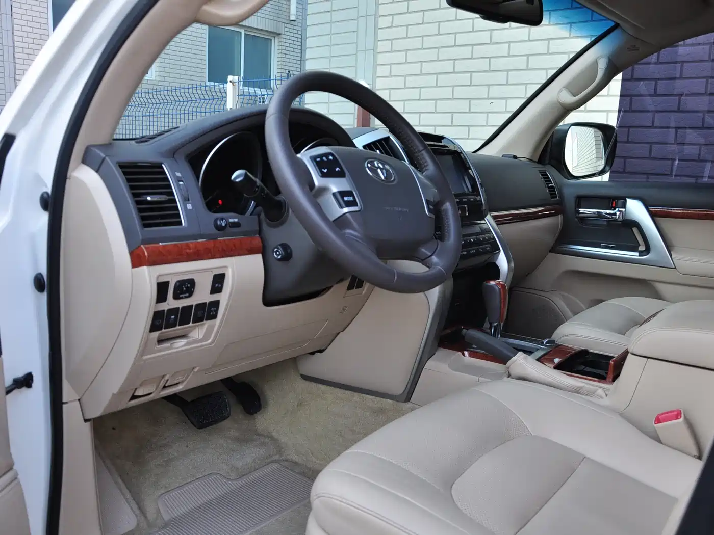 Toyota Land Cruiser 2012 4.6L Automatic VX фото 6