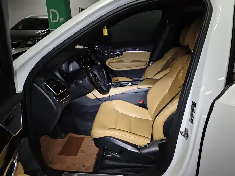 Фото 9 - Volvo XC90