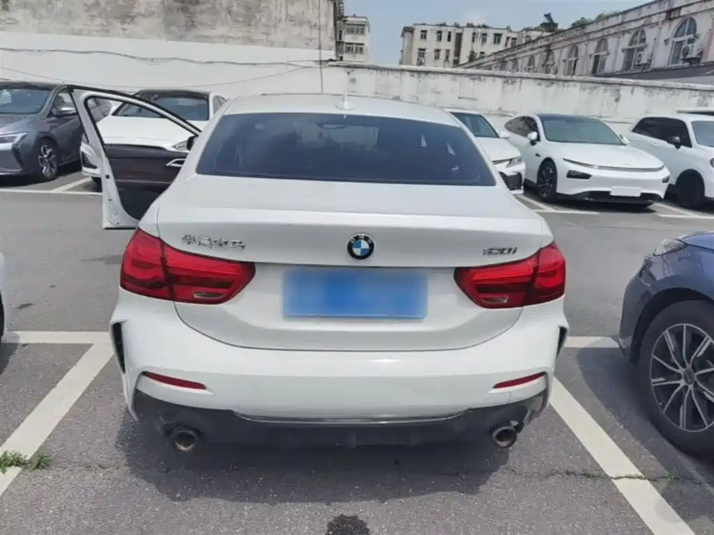 BMW 1 Series 2022 120i M Sport Shadow Edition фото 6